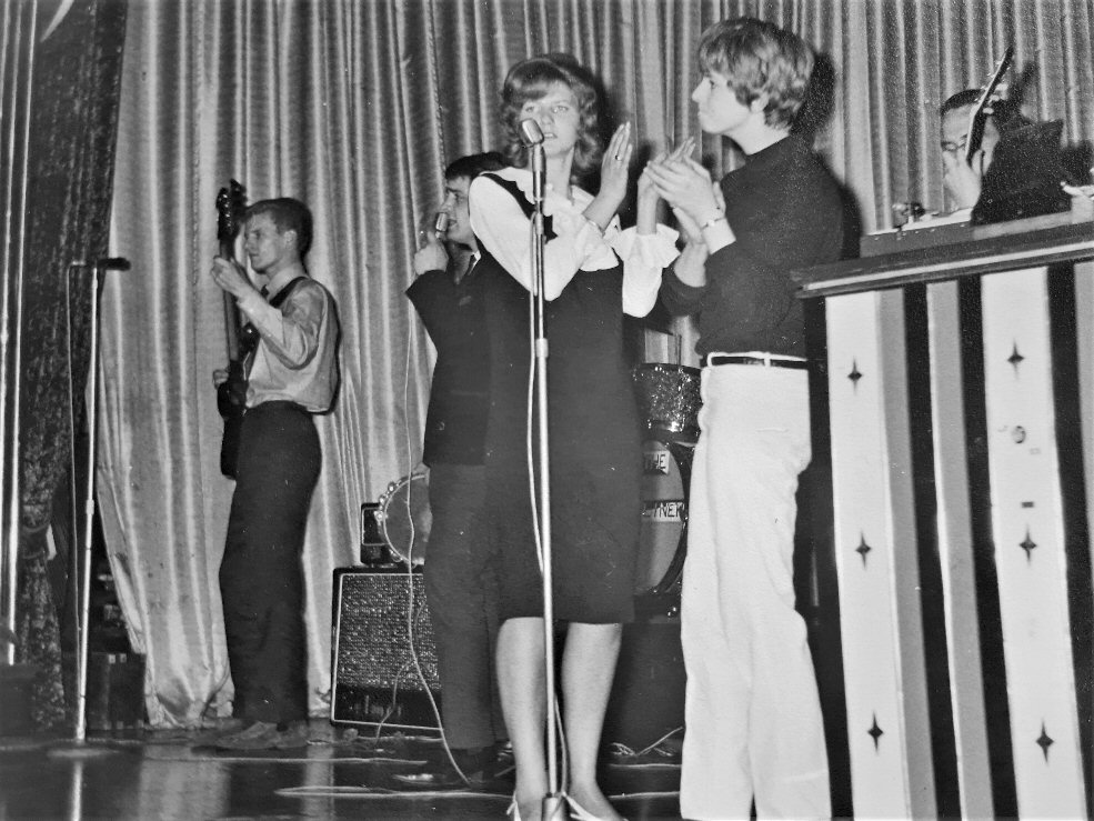 20220505_183932 Coastliners on stage